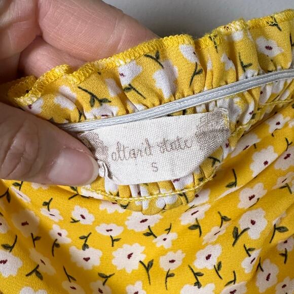 Altar'd State Yellow & White Floral Ruched Cropped Blouse Women's Small - Picture 4 of 4